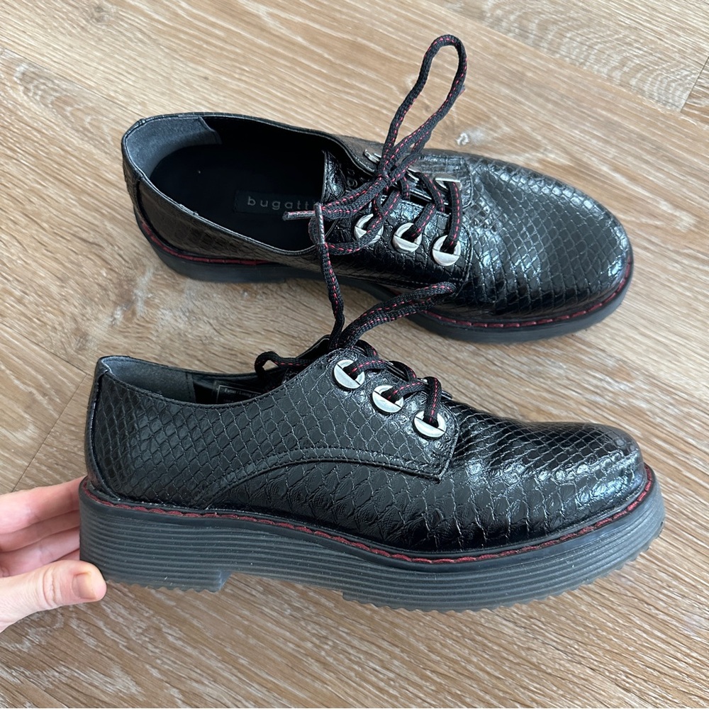 Bugatti Black Faux-Snakeskin Platform Lace-Up Shoes with Red Trim